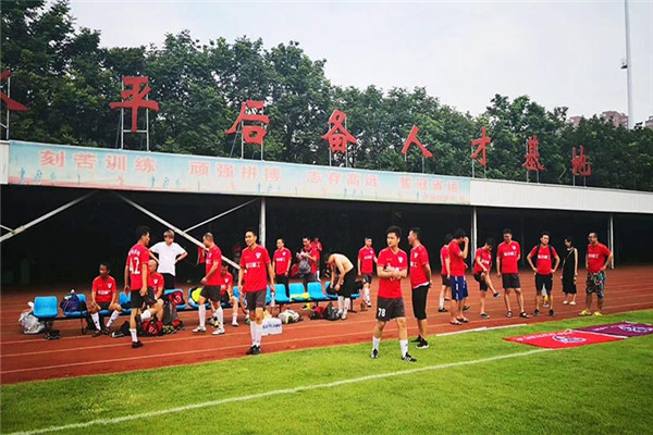 “市長(zhǎng)杯”足球聯(lián)賽開(kāi)幕，隆中健兒們加油！