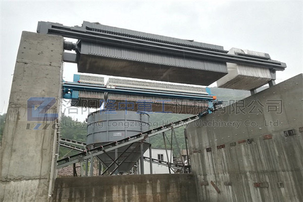 一臺(tái)環(huán)保的隆中脫水型污泥廂式壓濾機(jī)，為你展示全新洗沙回收體驗(yàn)